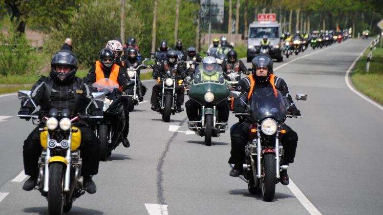 Auf in die neue Saison: Dank der Feuerwehr Bersenbrück war das Linksabbiegen durch den Gegenverkehr auf der Bundesstraße 68 vor Bersenbrück für die Motorradfahrer kein Problem. Foto: Björn Thienenkamp Auf in die neue Saison: Dank der Feuerwehr Bersenbrück war das Linksabbiegen durch den Gegenverkehr auf der Bundesstraße 68 vor Bersenbrück für die Motorradfahrer kein Problem. Foto: Björn Thienenkamp