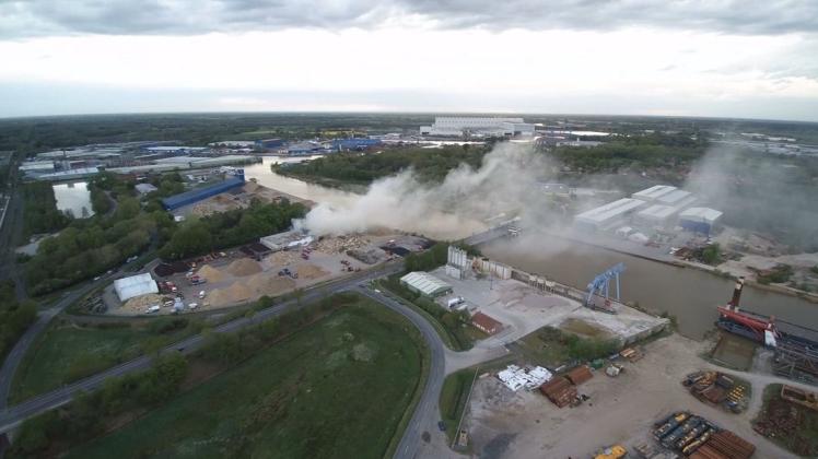 Auf einem Lagerplatz für Altholz im Papenburger Industriehafen ist es zu einem Brand gekommen. Foto: NWM-TV