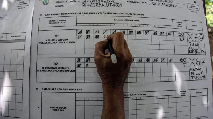 Ein Wahlhelfer in Indonesien zählt Stimmen nach Schließung des Wahllokals. Foto: dpa/Albert Ivan Damanik/ZUMA Wire