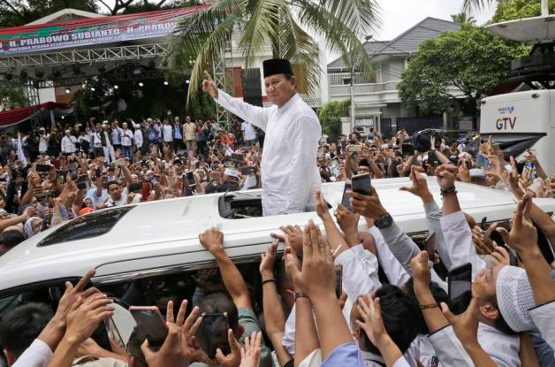 Unterstützer begrüßen den indonesischen Präsidentschaftskandidaten Prabowo Subianto. Foto: dpa/Dita Alangkara/AP
