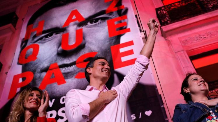 Pedro Sanchez, Ministerpräsident von Spanien und Kandidat der sozialistischen Partei PSOE, jubelt seinen Anhängern am Wahlabend zu. Foto: dpa/Bernat Armangue/AP
