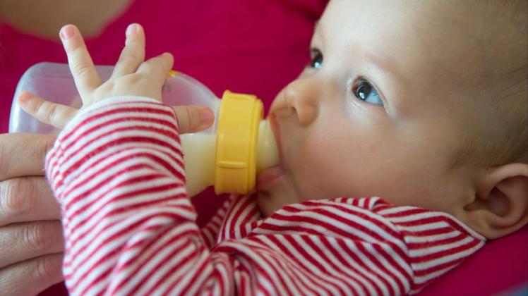 Gerade in den ersten Lebensmonaten ist ein gute Milchversorgung für Babys wichtig. Foto: dpa/Andrea Warnecke