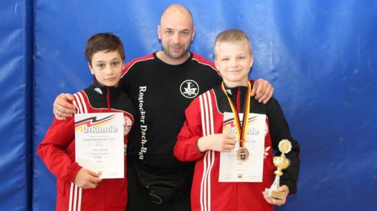 Der stolze Bronzemedaillengewinner Karl Thoms (rechts) mit Trainer Benno Gallinat und dessen Sohn Jason
