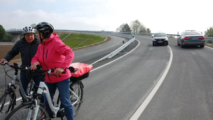Es ist geschafft: Landrat Jürgen Müller, Rödinghausens Bürgermeister Ernst-Wilhelm Vortmeyer und die Radfahrer Beate und Ulrich Ueckert testen um 11 Uhr die neue Brücke über die Osnabrücker Straße. Foto: Marita Kammeier Es ist geschafft: Landrat Jürgen Müller, Rödinghausens Bürgermeister Ernst-Wilhelm Vortmeyer und die Radfahrer Beate und Ulrich Ueckert testen um 11 Uhr die neue Brücke über die Osnabrücker Straße. Foto: Marita Kammeier