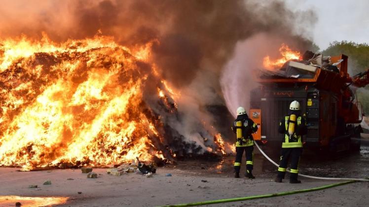 Ein Großfeuer ist am Dienstagabend in der Neerstedter Müllumschlagstation ausgebrochen. 