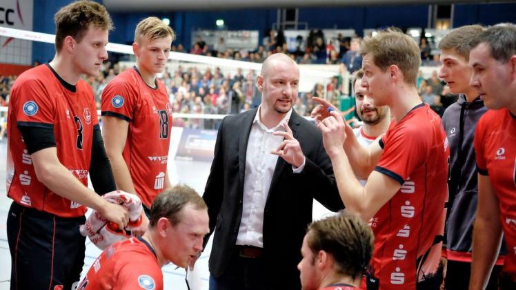 Bleibt beim SV Warnemünde: Trainer Jozef Janosik (Mitte) hat seinen Vertrag beim Volleyball-Zweitligisten verlängert. Foto: Georg Scharnweber