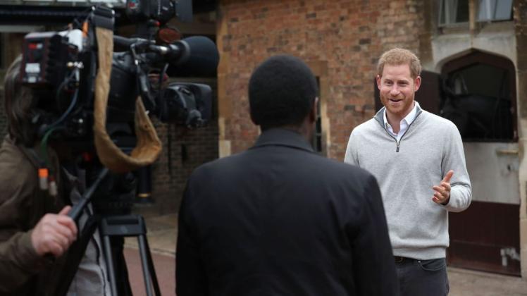 Prinz Harry verkündet vor Journalisten die Geburt von Baby Sussex.