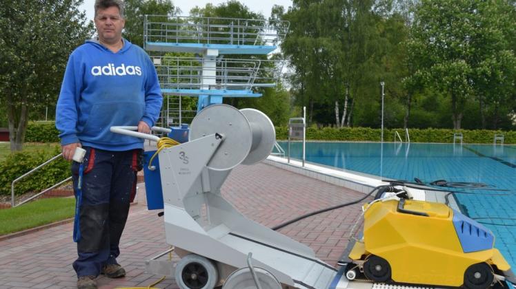 Endspurt der Saisonvorbereitung im Rosenfreibad Harpstedt: Uwe Lampe lässt den Bodensauger im Schwimmerbecken zu Wasser. Foto: Reiner Haase