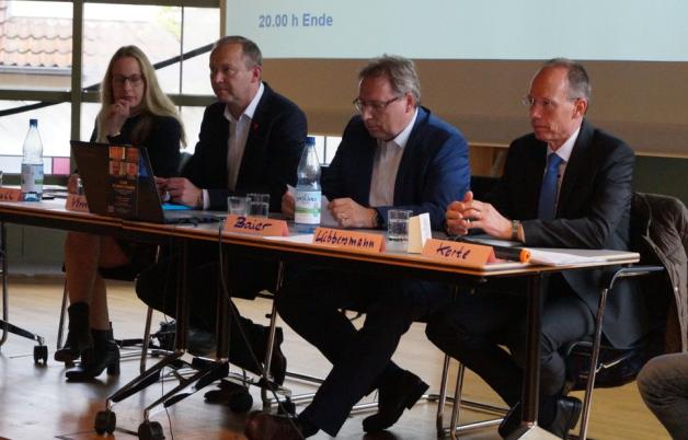 Die vier Landratskandidaten (von links) Anna Kebschull, Frank Vornholt, Horst Baier und Michael Lübbersmann. Foto: Matthias Liedtke
