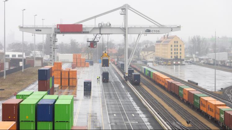 Von der Straße auf die Schiene: Das Containerterminal im Osnabrücker Hafen ist seit Jahresbeginn in Betrieb. Rechts im Bild ein Zug aus Hamburg mit Gütern, die vor allem aus Asien kommen.
