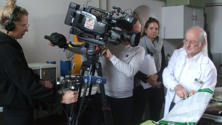 Das WDR-Team filmt Lafu-Chef Gary Zörner (v.r.) und Probennehmerin Irina Andreisek im Labor bei der kritischen Betrachtung der Deklaration auf den Kompostbeuteln. Foto: Renate Seyfert/ Lafu