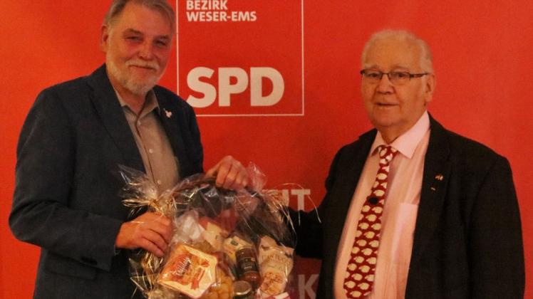 Axel Brammer (links) hat sich beim Weggefährten Hermann Bokelmann mit einem Präsentkorb bedankt. Beide haben ihre Vorstandsämter im SPD-Unterbezirk Oldenburg-Land aufgegeben. Foto: Uta Wilms