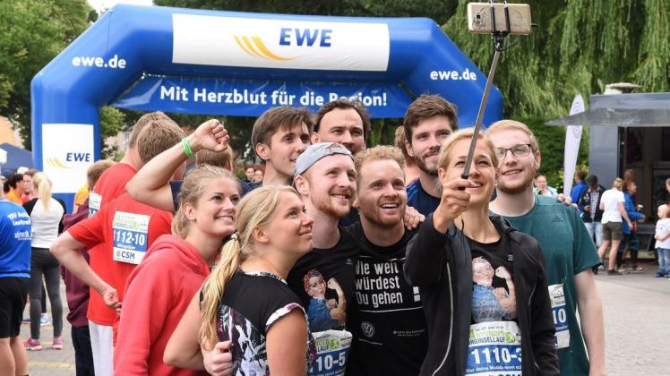 Auf dass die Erinnerung ewig währt: Das Team „Nur deine Mudda rennt schneller“ lächelt nach dem Lauf 2018 für ein Smartphone. Foto: Thomas Breuer