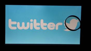 Twitter will besser gegen Falschmeldungen vorgehen, macht dabei aber viele Fehler. Foto: Imago Images/Alexander Pohl