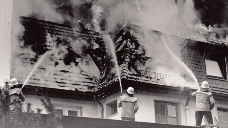 Alle Hände voll hatten die Einsatzkräfte von sieben Feuerwehren am 10. Oktober 1989 beim Großbrand in der Stenumer Fachklinik zu tun, um Schlimmeres zu verhindern. Archivfoto: Harald Pollem