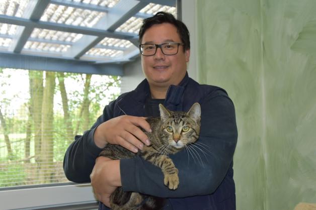 Mark Ungnade mit Kater Paul im bereits fertigen Katzenhaus. Foto: BIljana Neloska