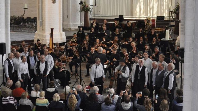In der Nikolaikirche konzertieren das Freie Studentenorchester Rostock und der Shantychor Breitlings zum Bachfest gemeinsam.