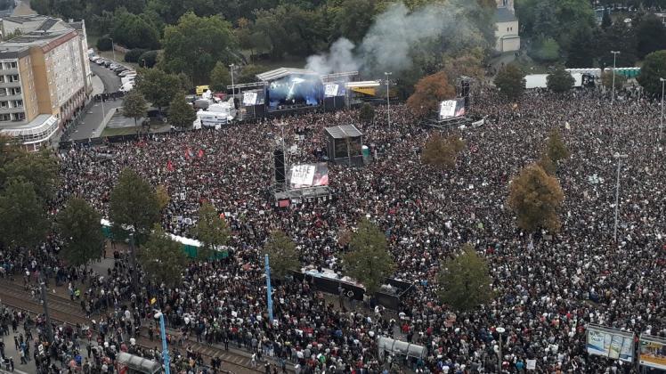 Mehr als 65.000 Menschen kamen am 3. September zum #wirsindmehr-Konzert nach Chemnitz. Foto: Christopher Chirvi