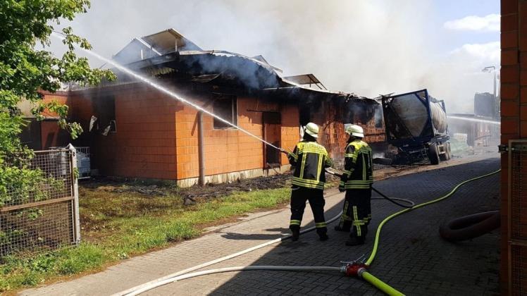 Bei dem Brand im Essener Ortsteil Calhorn waren 60 Feuerwehrleute im Einsatz: Foto: NWM-TV