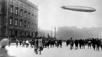 Beliebtes Foto-Motiv in den 20er-Jahren: Der Zeppelin „Z.R. 3“ überfliegt 1924 Berlin. Foto: imago images/United Archives International