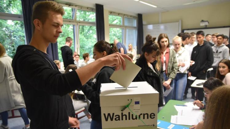 Schlange stehen für die Wahl: 100 Schüler der BBS I in Delmenhorst beteiligten sich an der Juniorwahl zur Europawahl 2019. Foto: Christopher Bredow