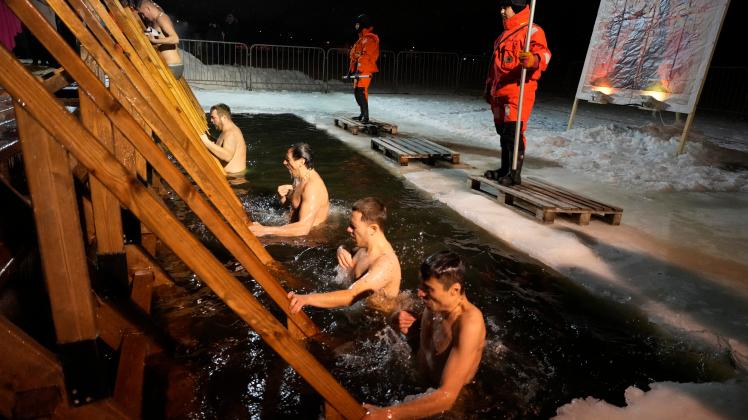 Tausende von Anhängern der russisch-orthodoxen Kirche stürzten sich am Dreikönigstag im ganzen Land in eisige Flüsse und Teiche und reinigten sich mit dem Wasser.