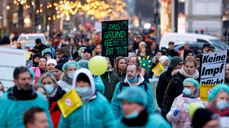 Teilnehmer einer Demo von Impfgegnern und sogenannten „Querdenkern” in Düsseldorf.