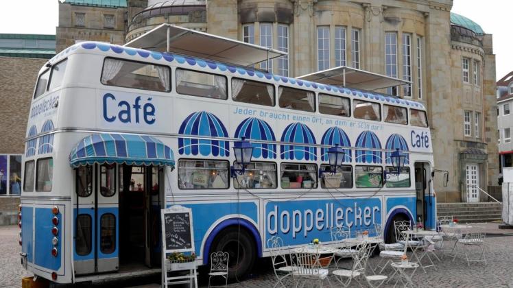 Zieht viele Blicke auf sich: der "Doppellecker" Bus vor dem Osnabrücker Theater. Foto: Jörn Martens