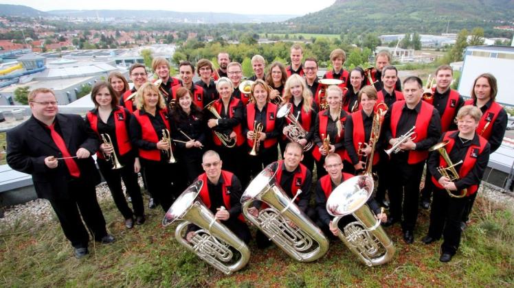 Die Brass Band Blechklang aus Jena mit Dirigent Alexander Richter (links) ist eine von acht, die beim Deutschen Musikfest am ersten deutschen Entertainment-Wettbewerb für ihre Zunft teilnehmen.  