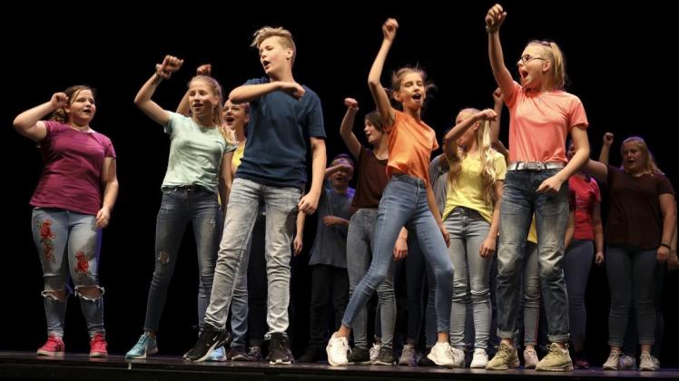 "Let&apos;s sing" - das Chor- und Tanzprojekt brachte Schüler der 6., 7. und 8. Klassen aus Stadt und Landkreis Osnabrück mächtig in Bewegung. Foto: Gert Westdörp