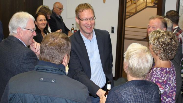 Alter und neuer Samtgemeindebürgermeister in Dörpen: Viele Hände hatte Hermann Wocken nach Bekanntgabe des Endergebnisses gestern Abend im kleinen Sitzungssaal des Rathauses zu schütteln. Foto: Christian Belling Alter und neuer Samtgemeindebürgermeister in Dörpen: Viele Hände hatte Hermann Wocken nach Bekanntgabe des Endergebnisses gestern Abend im kleinen Sitzungssaal des Rathauses zu schütteln. Foto: Christian Belling