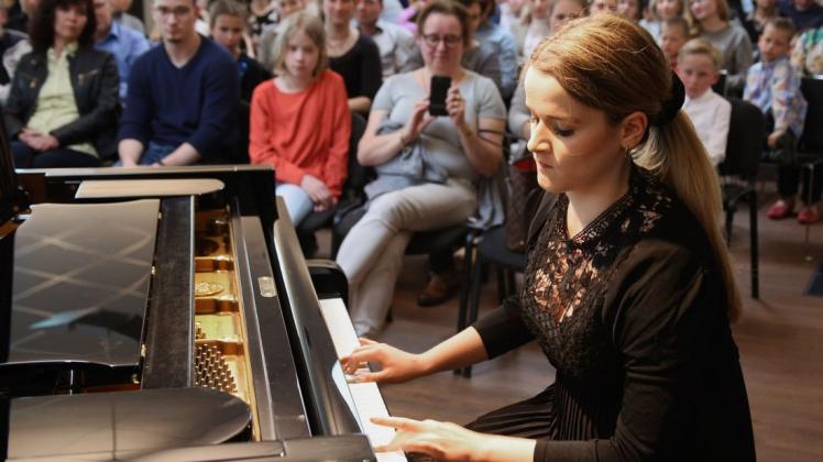 Madita Greta Hansen war eine von 65 Teilnehmern, die beim Klavierwettbewerb im Pianohaus Kemp ihr Können zeigten. Foto: Elvira Parton