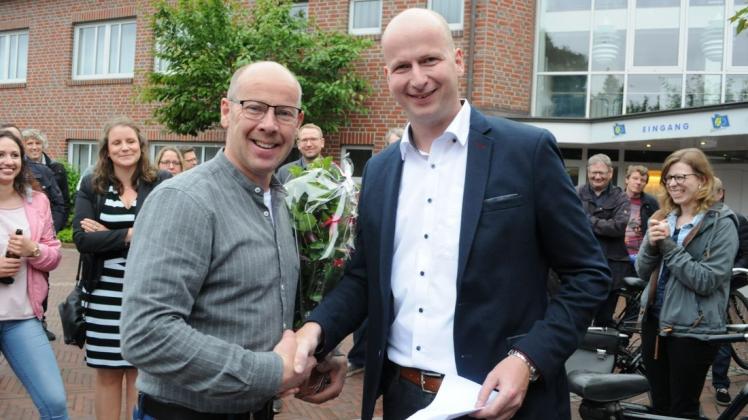 Rhedes neuer Bürgermeister Jens Willerding (rechts) darf sich über die Glückwünsche vom CDU-Ortsverbandsvorsitzenden Hermann-Josef Kruse freuen. Foto: Micha Lemme