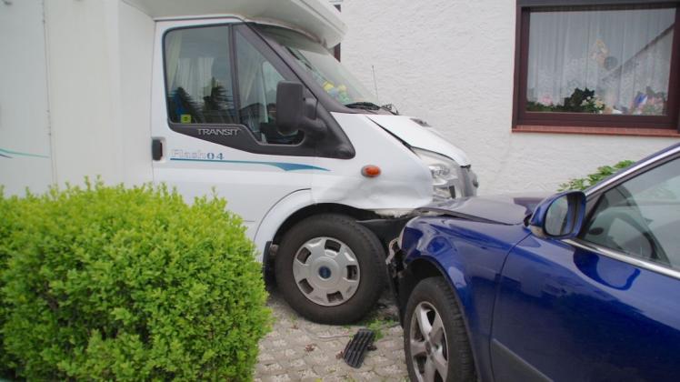 Ein parkendes Wohnmobil ist bei dem Unfall schwer beschädigt worden. Foto: Günther Richter