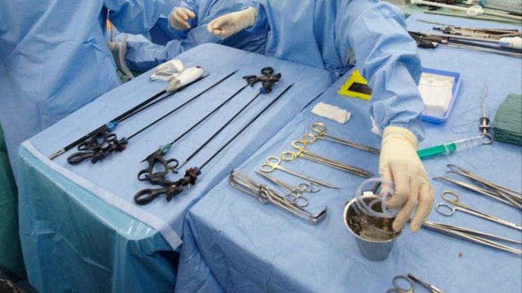 Ärzte operieren in einem OP-Saal. Foto: dpa/Georg Wendt