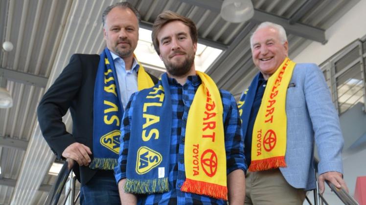 Key Riebau (Mitte) trainiert künftig den SV Atlas Delmenhorst und wurde von Berater Stefan Keller (links) und dem Vereinsvorsitzenden Manfred Engelbart vorgestellt. Foto: Daniel Niebuhr