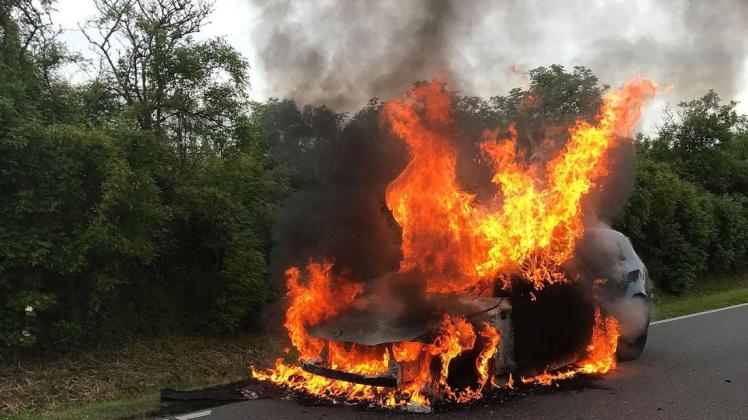 Nach technischem Defekt steht ein BMW bei Sievershagen lichterloh in Flammen.