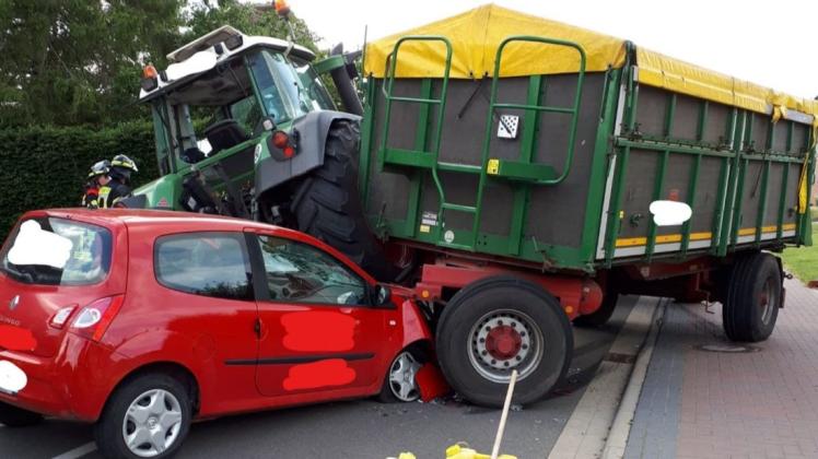 Zu einem Zusammenstoß zwischen einem Pkw und einem Traktorgespann ist es in Bunde in Ostfriesland gekommen. Foto: Polizei Leer/Emden