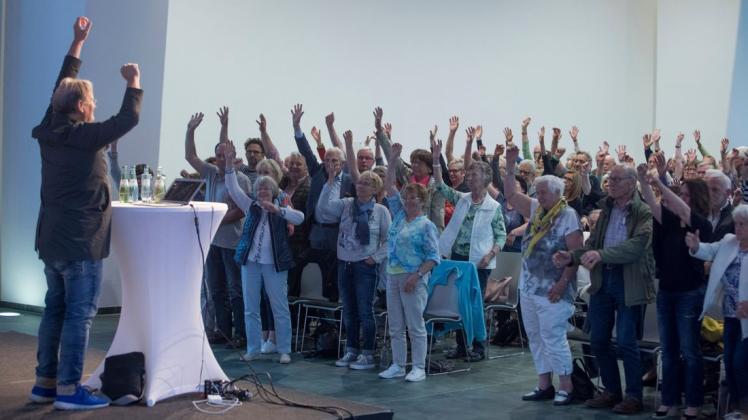 Die Hände zum Himmel: Dietrich Grönemeyer wärmte alte Kindergarten-Übungen auf. Foto: Swaantje Hehmann