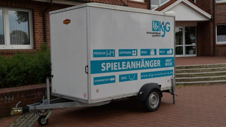 Der Spieleanhänger des KJG-Diözesanverbands Osnabrück vor dem Rathaus der Gemeinde Geeste in Dalum. Foto: Manfred Fickers