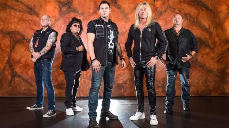 Mit seiner Band kommt Gitarrist Axel Rudi Pell (Zweiter von rechts) am Donnerstag nach Osnabrück. Foto: Katja Borns
