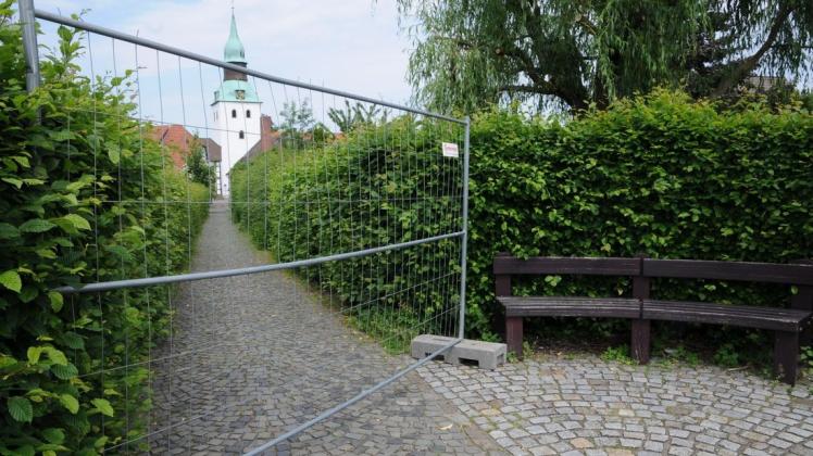Auf beiden Seiten ist die Kussallee derzeit abgesperrt, so wie hier an der Straße "An der Riehe". Foto: Thomas Achenbach