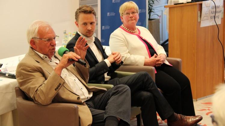 Afrika im Focus: Karl-Heinz Hornhues, Daniel Feldhaus und Elke Erlecke diskutierten mit zahlreichen Gästen über effektive Hilfen und Förderungen für Afrika. Foto: Peter Selter