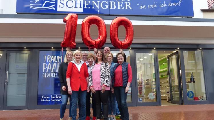 Das heutige Team des Schuhhauses Schengber: Christine Wellmann, Karin Stahl, Bodo Stahl, Britta Klaus, Britta Pabst, Thomas Pabst, Heidi Tschorn und Gaby Kallert. Foto: Norbert Wiegand