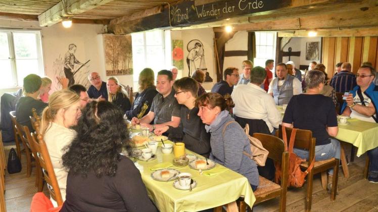 Rast machten die Hansalog-Wanderer bei  Kaffeetafel einer Kaffeetafel in der Wöstenesch-Wassermühle in Eggermühlen. Foto: Georg Geers