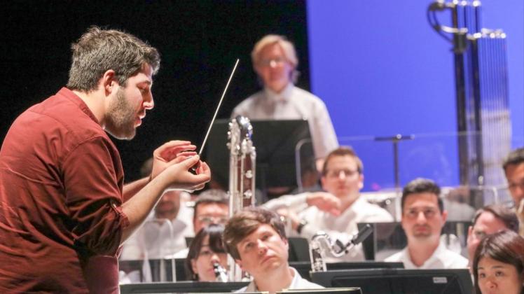 Lässt sich von der Musik leiten: Julio Domingo Escamilla gewinnt den Dirigentenwettbewerb beim Deutschen Musikfest 2019.  Foto: Jörn Martens
