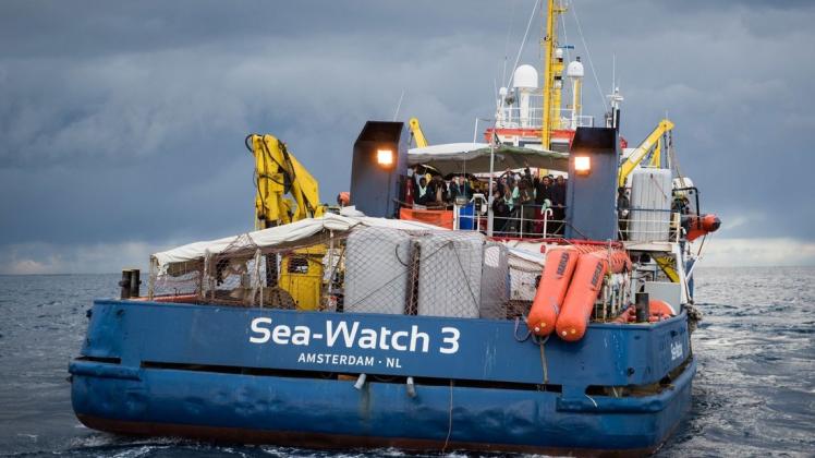 Die "Sea-Watch 3" hat wieder Flüchtlinge aus dem Mittelmeer gerettet, darf aber nicht an Land gehen. Foto: Archiv/dpa