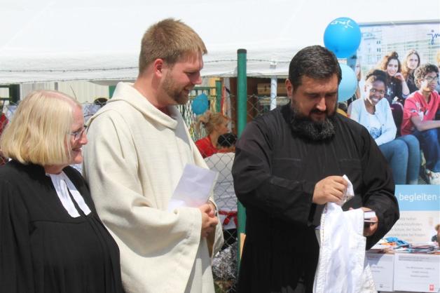 Zum Auftakt gab es ein interreligiöses Mittagsgebet; von links:Christina Richter, Manuel Kollenberg und Marius Cristea. Foto: Bernard Middendorf Zum Auftakt gab es ein interreligiöses Mittagsgebet; von links:Christina Richter, Manuel Kollenberg und Marius Cristea. Foto: Bernard Middendorf