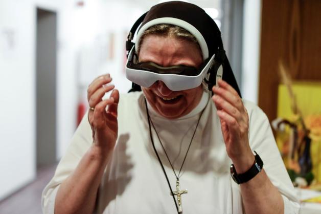 Oberin Schwester M. Luka Stindt testet im Franziskus-Hospital Harderberg in Georgsmarienhütte die Wirkung der Videobrille. Foto: David Ebener