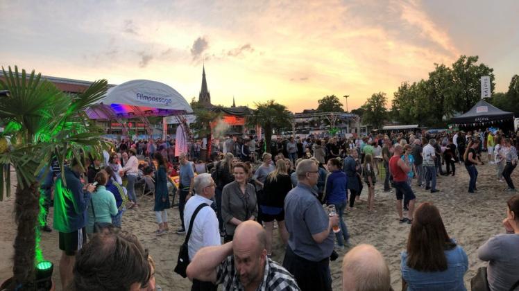 Der hinter dem Rathaus ausgebaute Strandbereich bei "GMHütte macht Urlaub" mit Bühne und Gastro-Ständen entwickelte sich vor allem am Freitag- und Samstagabend zur Treffpunkt im Zentrum. Foto: Stadtmarketing/Bick
